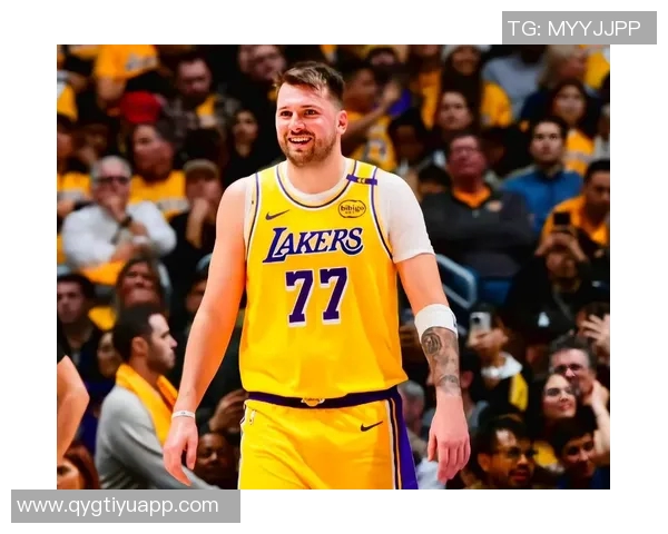 日本性感女星昨日现身湖人主场穿东契奇球衣引发热议