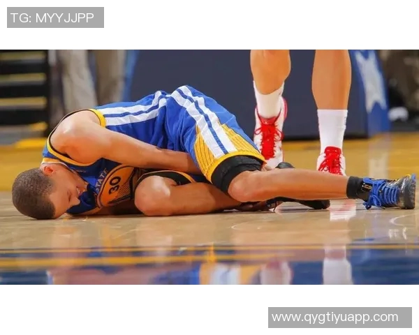 库里透露上半场扭伤脚踝情况不严重期待尽快恢复状态